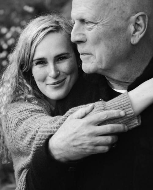 Брюс Уиллис почти перестал ходить и говорить из-за прогрессирующей деменции. 02