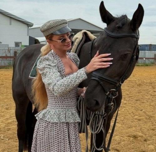 Анна Asti редкое фото с мамой показала. 01