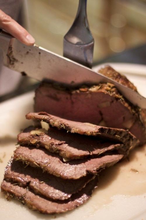 Ростбиф.   Ростбиф - это большой кусок отборной говядины, запечённый до румяной корочки снаружи, с сочной нежной мякотью внутри. 02