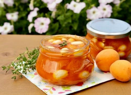 Абрикосовое варенье с миндалём и тимьяном.

