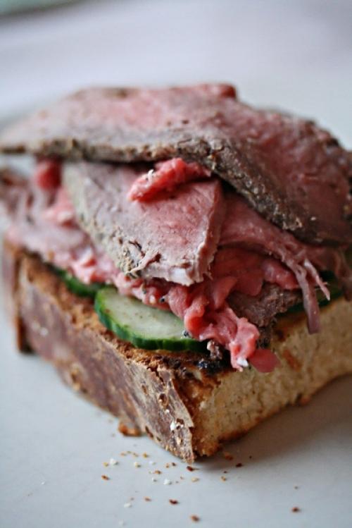 Ростбиф.   Ростбиф - это большой кусок отборной говядины, запечённый до румяной корочки снаружи, с сочной нежной мякотью внутри. 03