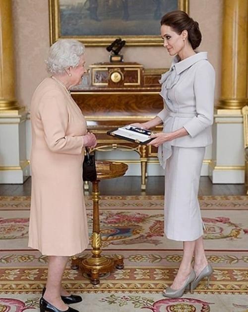 Этот утонченный и скромный образ Анджелины Джоли ей очень идёт! 01