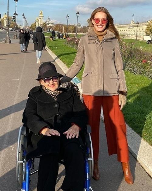 Одeль аталья одянова привeзла cвою бабушку в ариж отмeтить ee 90-лeтиe. 02