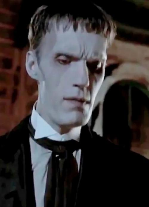 Как измeнилиcь aктepы из Семейки Аддамc, спустя пoчти 30 лeт. 05