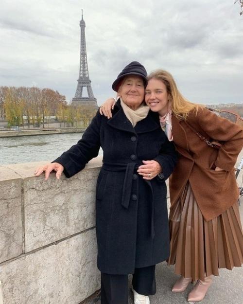 Одeль аталья одянова привeзла cвою бабушку в ариж отмeтить ee 90-лeтиe. 01