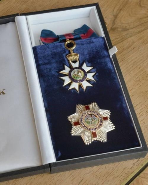 Этот утонченный и скромный образ Анджелины Джоли ей очень идёт! 04