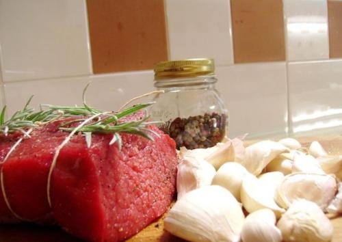 Ростбиф.   Ростбиф - это большой кусок отборной говядины, запечённый до румяной корочки снаружи, с сочной нежной мякотью внутри. 01