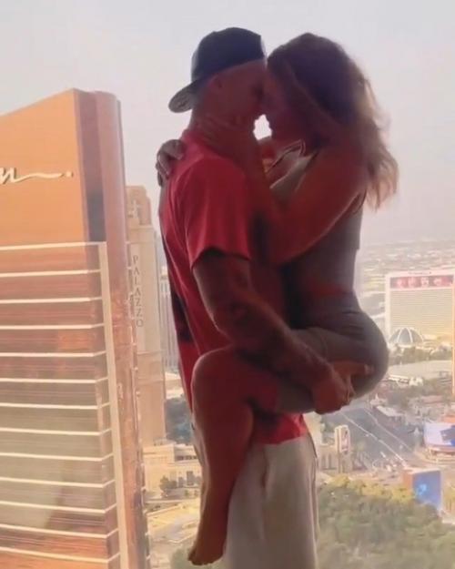 На Анну седакову обрушилось много критики за пошлое видео с мужем. 01