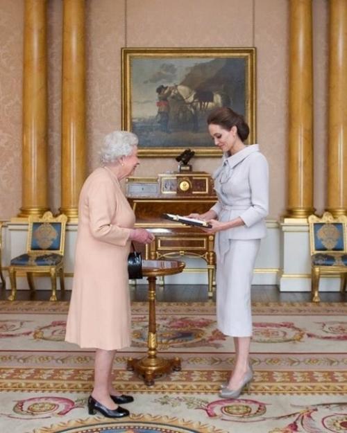 Этот утонченный и скромный образ Анджелины Джоли ей очень идёт! 02