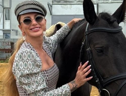 Анна Asti редкое фото с мамой показала. 02