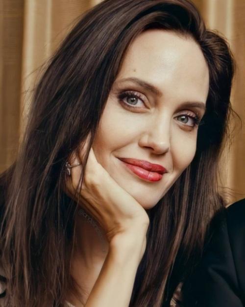 Она даже без макияжа и прически выглядит отлично! 03