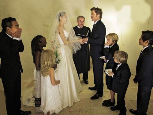 Чудесные снимки со свадьбы Анжелины Джоли и бреда пита. 02