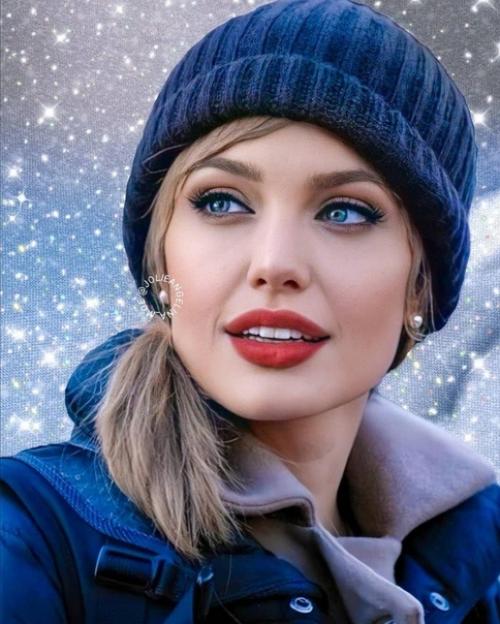 Она даже без макияжа и прически выглядит отлично! 06