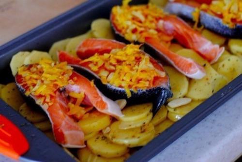 Форель под чесночным соусом, запеченная на картофельной Подушке. 03