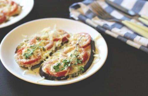 Баклажаны под помидорами с сыром.