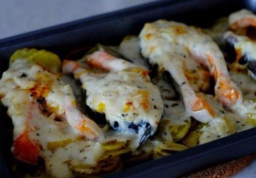 Форель под чесночным соусом, запеченная на картофельной Подушке.