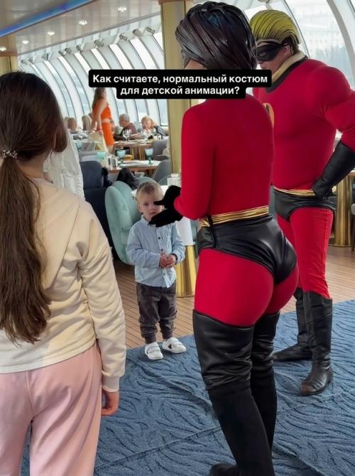 Женщина пригласила аниматоров на детский праздник, но образ одной из девушек вызвал у неё вопросы. 01