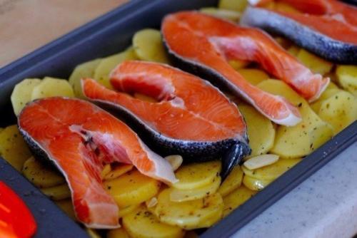 Форель под чесночным соусом, запеченная на картофельной Подушке. 02