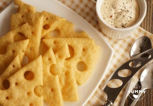 Легкие сырные крекеры.