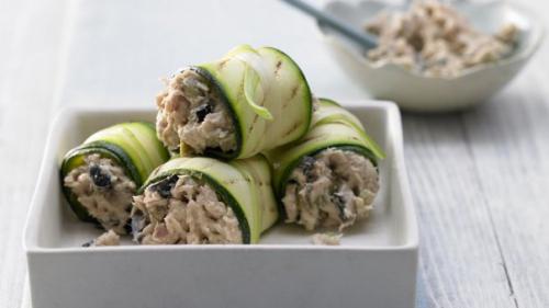 Роллы из цуккини с начинкой из тунца и каперсов.