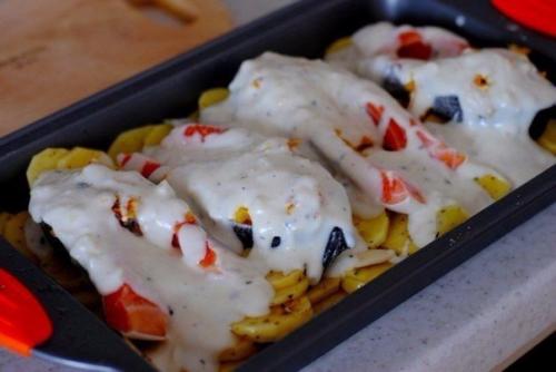 Форель под чесночным соусом, запеченная на картофельной Подушке. 04