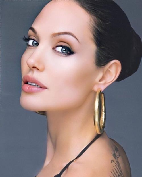 Она даже без макияжа и прически выглядит отлично! 04