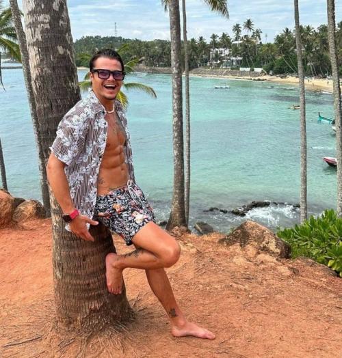 Айза перестала скрывать своего нового возлюбленного, который является российским нефтяником. 02