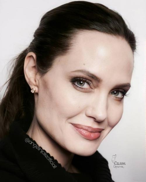 Она даже без макияжа и прически выглядит отлично! 08