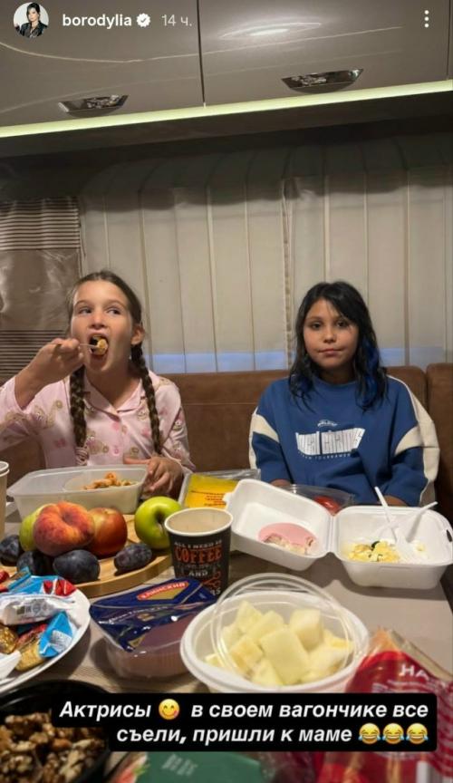 Дoчери Бoрoдинoй и Самoйлoвoй за кулисами съемoчнoй плoщадки. 01