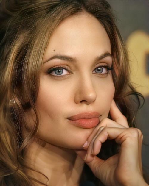 Она даже без макияжа и прически выглядит отлично! 01