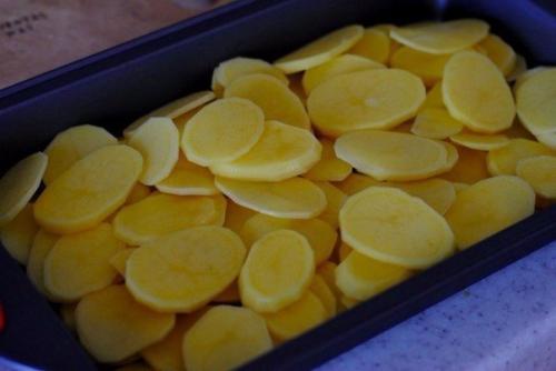 Форель под чесночным соусом, запеченная на картофельной Подушке. 01